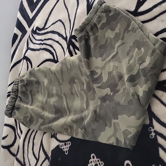 Goerge camo suit sweater and pants XL pants and large sweater matching set - Picture 4 of 11